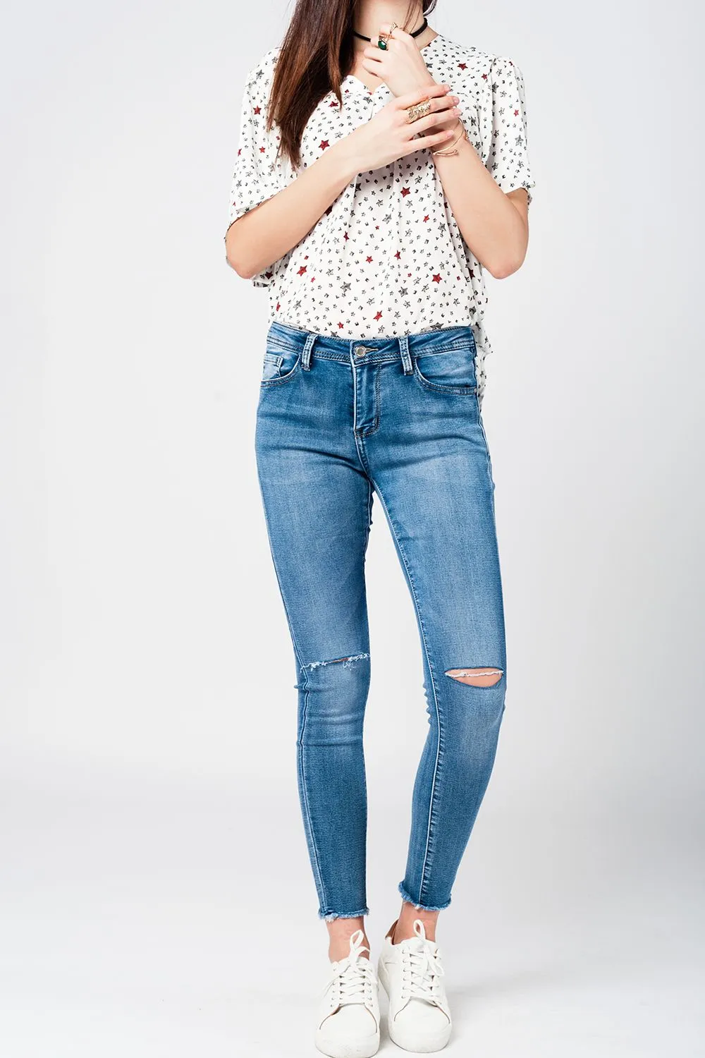 Frayed Hem Distressed Skinny jeans in Midwash