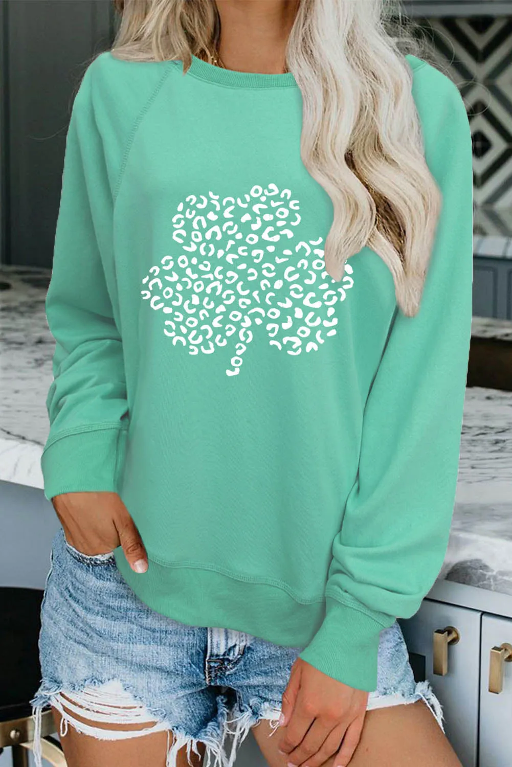 Green Leopard Clover Print Long Sleeve Sweatshirt