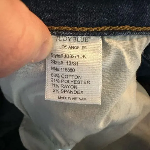 Judy Blue relaxed fit stretchy 13/31 boutique distressed jeans