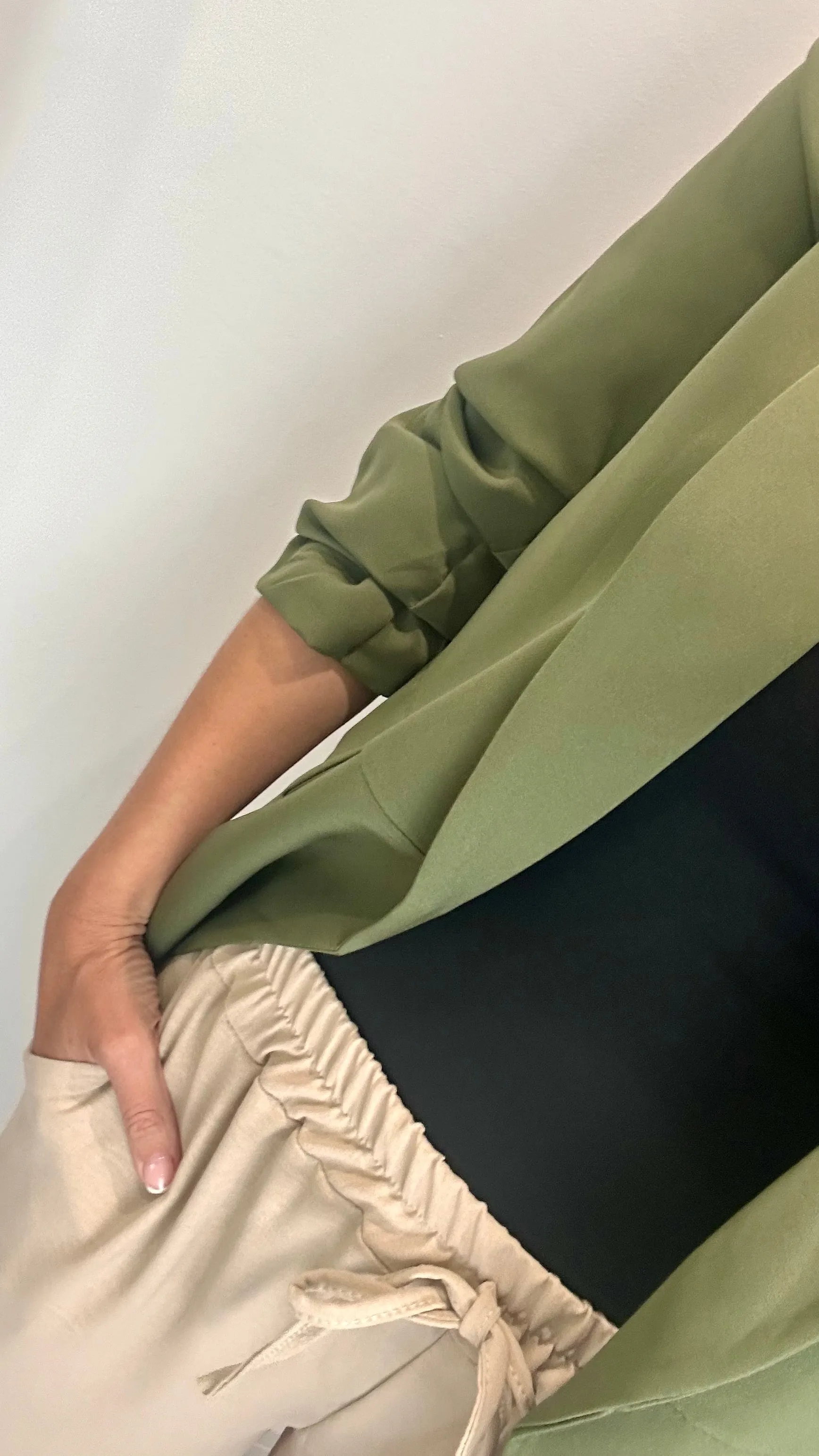 KHAKI RUCHED SLEEVE BLAZER
