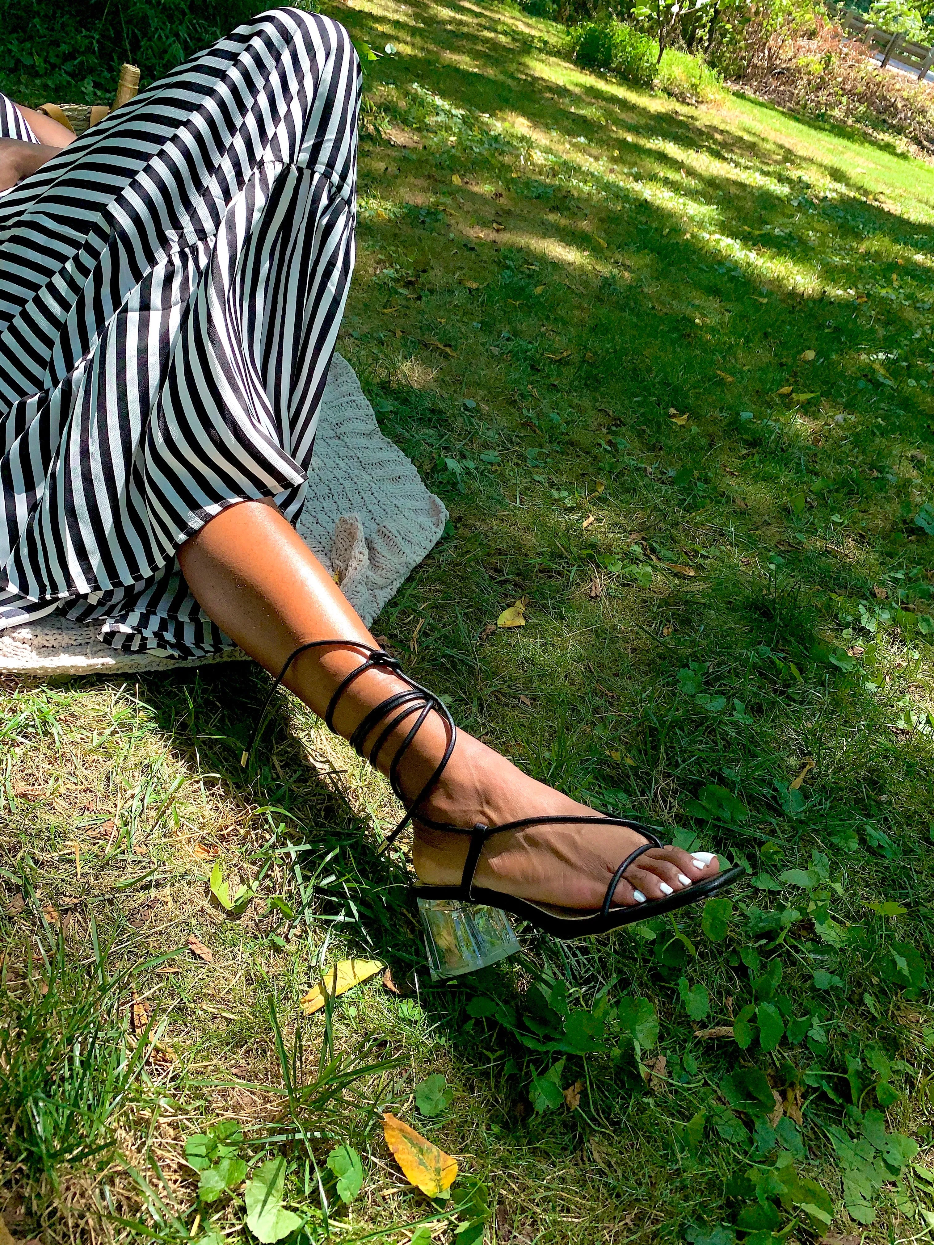 LORI (black) tie up sandals
