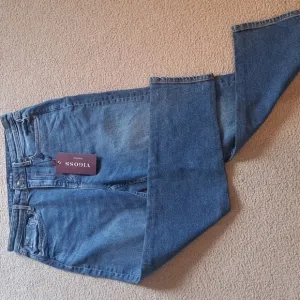 VIGOSS FRIDAY BOYFRIEND JEANS.  SIZE 28 ( WAIST 31)]