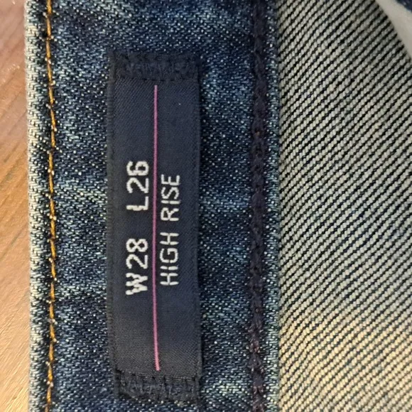 VIGOSS FRIDAY BOYFRIEND JEANS.  SIZE 28 ( WAIST 31)]